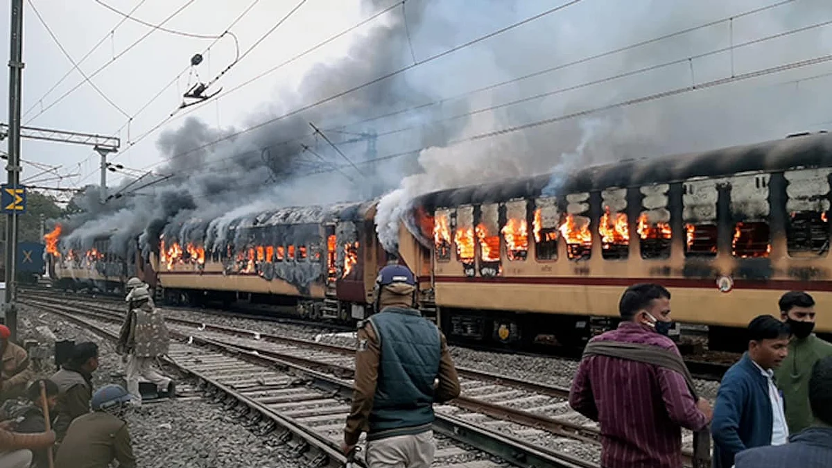 A train torched by youth in Bihar protesting against Agnipath army recruitment scheme (Representative photo)