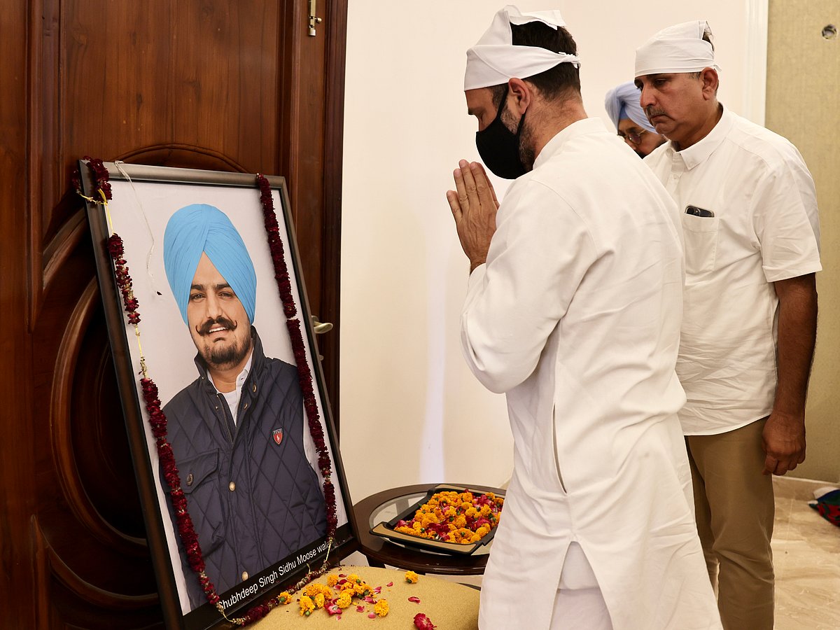 Rahul Gandhi visits Moosewala's house in Punjab