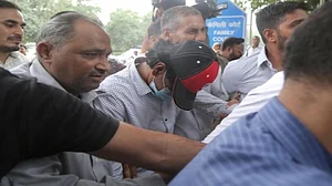 Delhi Police produces Mohammed Zubair before court, seeks 14-day judicial custody; Zubair moves bail plea