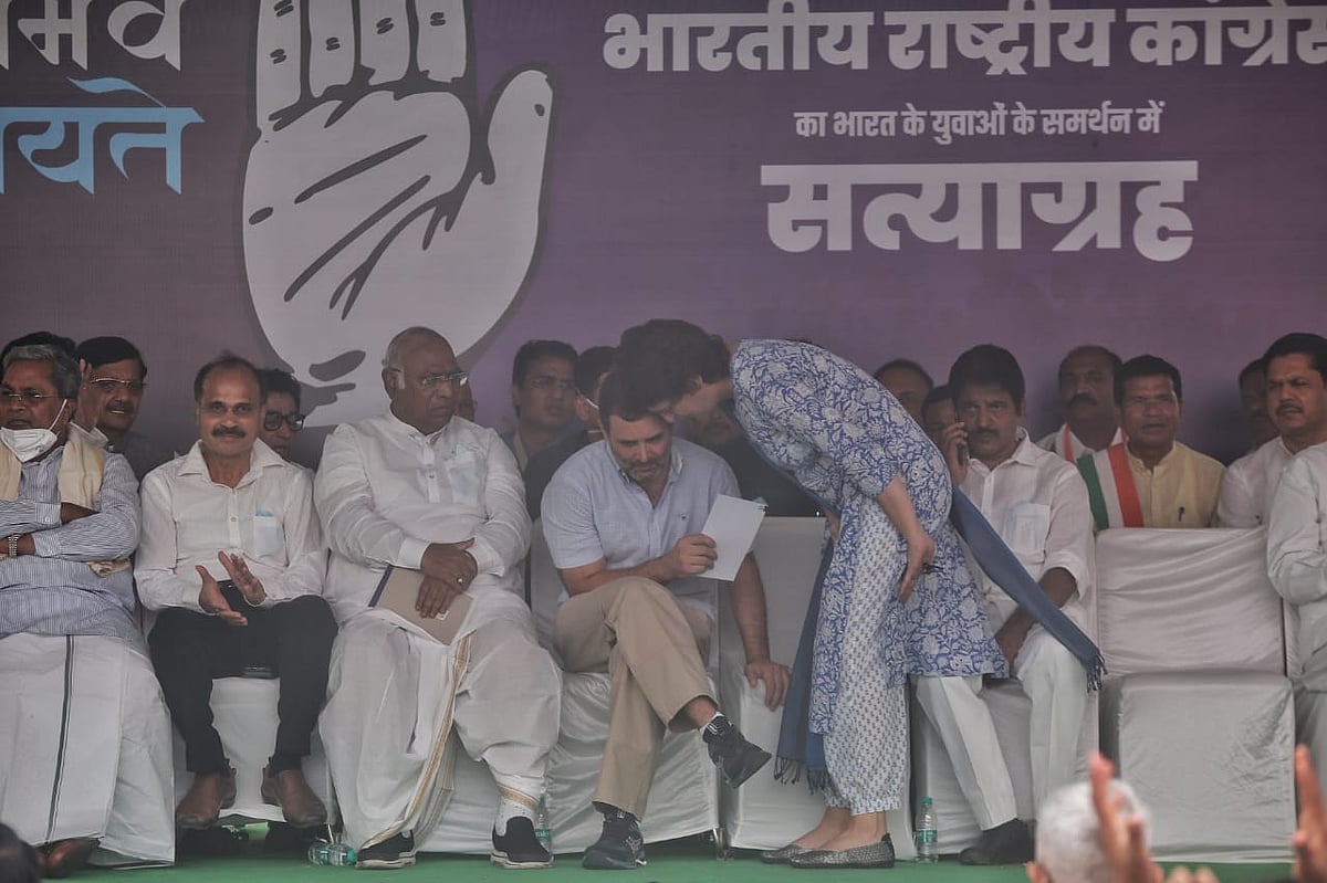 Congress MPs, MLAs from across country gather at party hqs to show support for Rahul Gandhi
