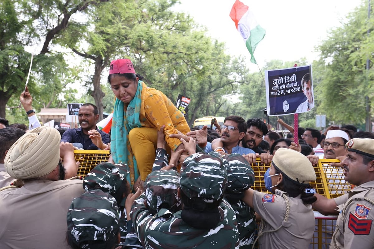 Congress leaders stage Satyagraha against Rahul's questioning, 'misuse' of central agencies