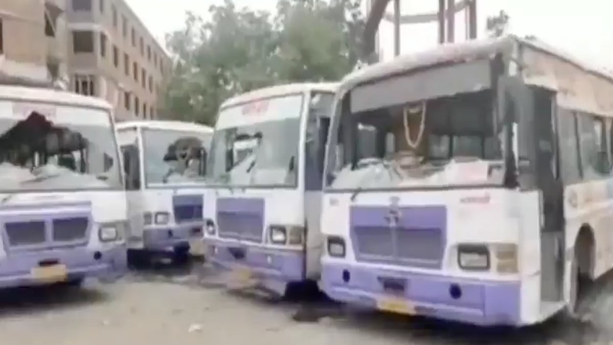buses damaged during protests against 'Agnipath' scheme in Varanasi (Twitter)