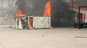 Agnipath protests spread to 8 states, youths burn trains, block roads, BJP leaders' property attacked in Bihar