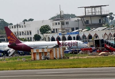 Pilots Monika Khanna, Baljeet Bhatia hailed as heroes in SpiceJet fire case