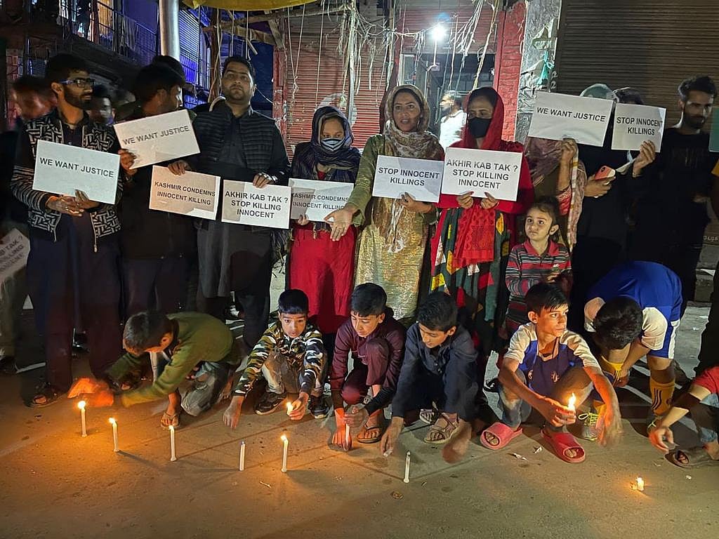 Emotions run high at cremation of schoolteacher shot dead by terrorists in J-K