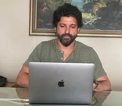 Farhan Akhtar back to scribble pad, starts working on new script
