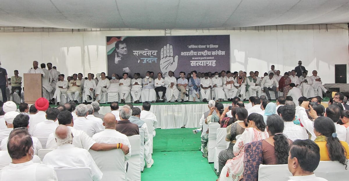 Congress MPs, MLAs from across country gather at party hqs to show support for Rahul Gandhi