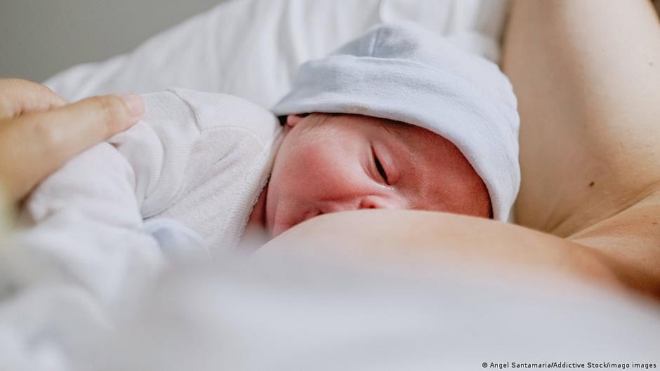 Some women have health problems that make breastfeeding nearly impossible. (photo: DW)