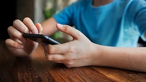 Psychiatrists warn parents about kids' mobile addiction