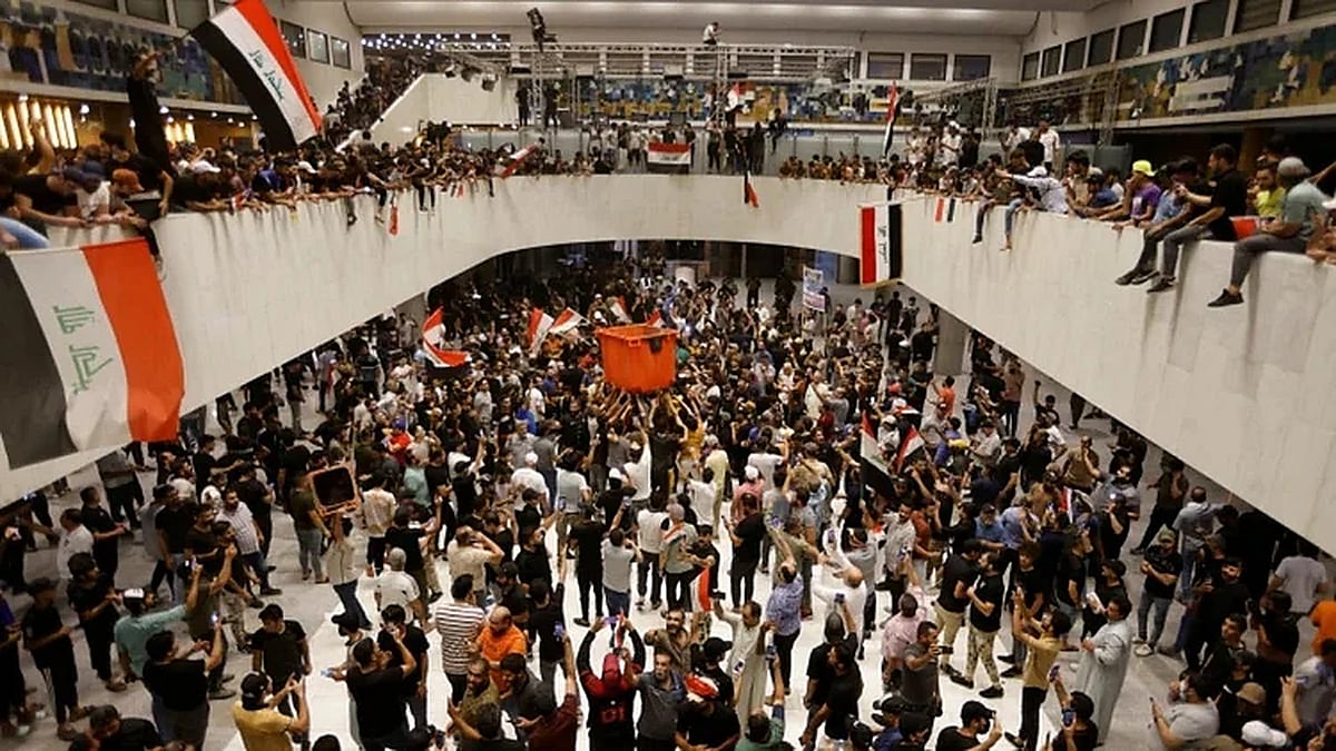 Protesters enter Iraqi parliament, chant curses against Iran