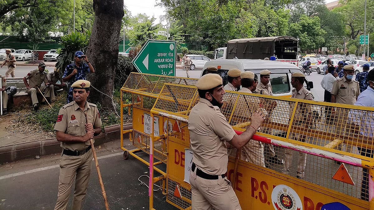 Ahead of Sonia's questioning by ED, Congress says police not allowing media to enter AICC headquarters