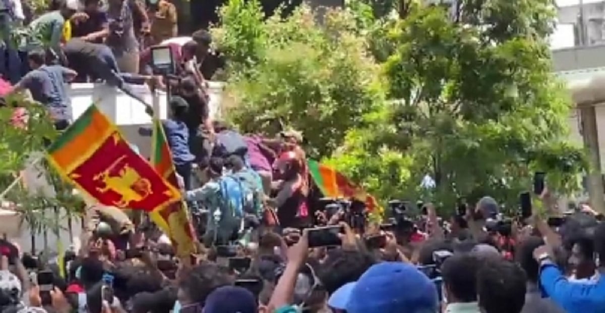 Amid curfew and emergency, Sri Lanka protesters exhort people to flock to Colombo