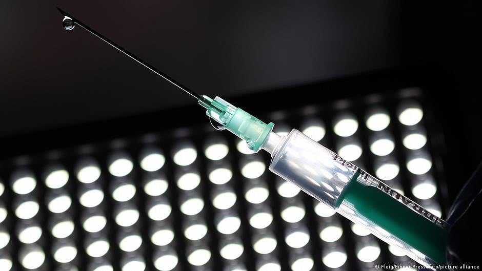 39 MP school children administered COVID-19 vaccine with same syringe; FIR registered against vaccinator