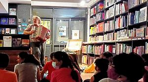 Swiss storyteller Peter Rinderknecht enthralls young audiences with ‘Minor Matters’ in the Capital