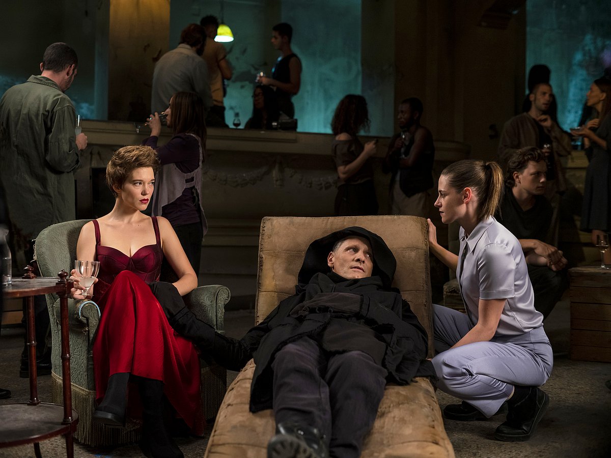 'Crimes of the Future' review: A delirious ride of a film