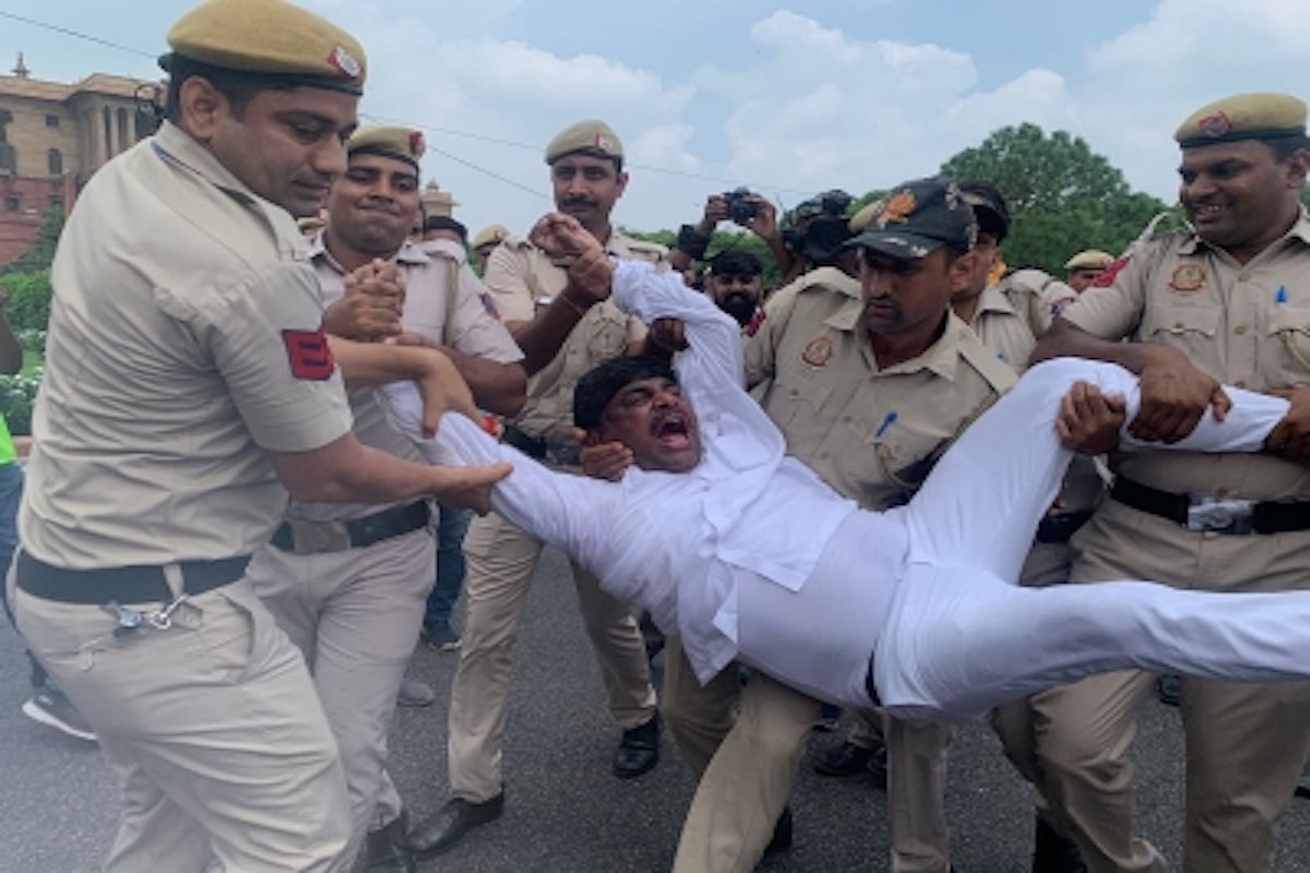 Congress MPs detained near Vijay Chowk