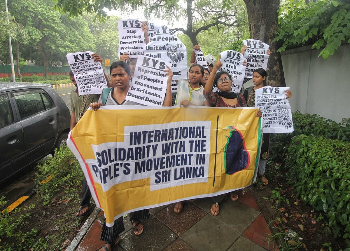 Krantikari Yuva Sangathan members protest in Delhi to show solidarity with the people of Sri Lanka