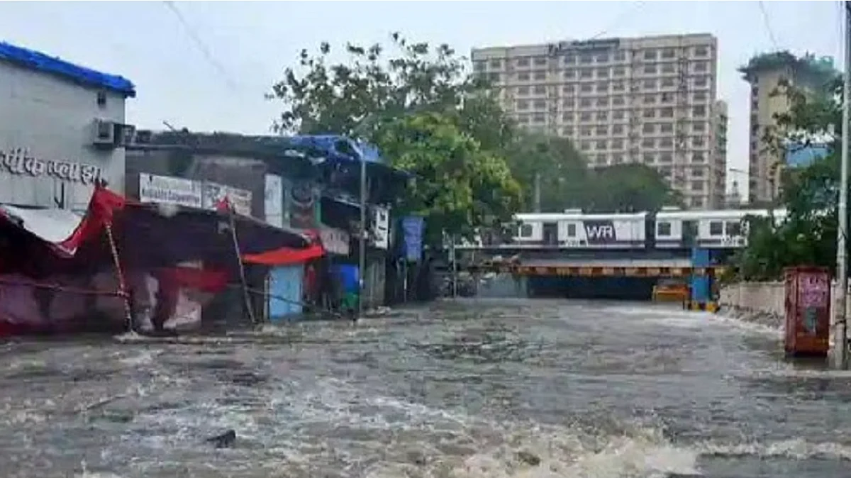 Heavy rains continue unabated in Mumbai, local trains delayed