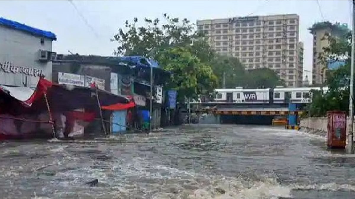 Heavy rains continue unabated in Mumbai, local trains delayed