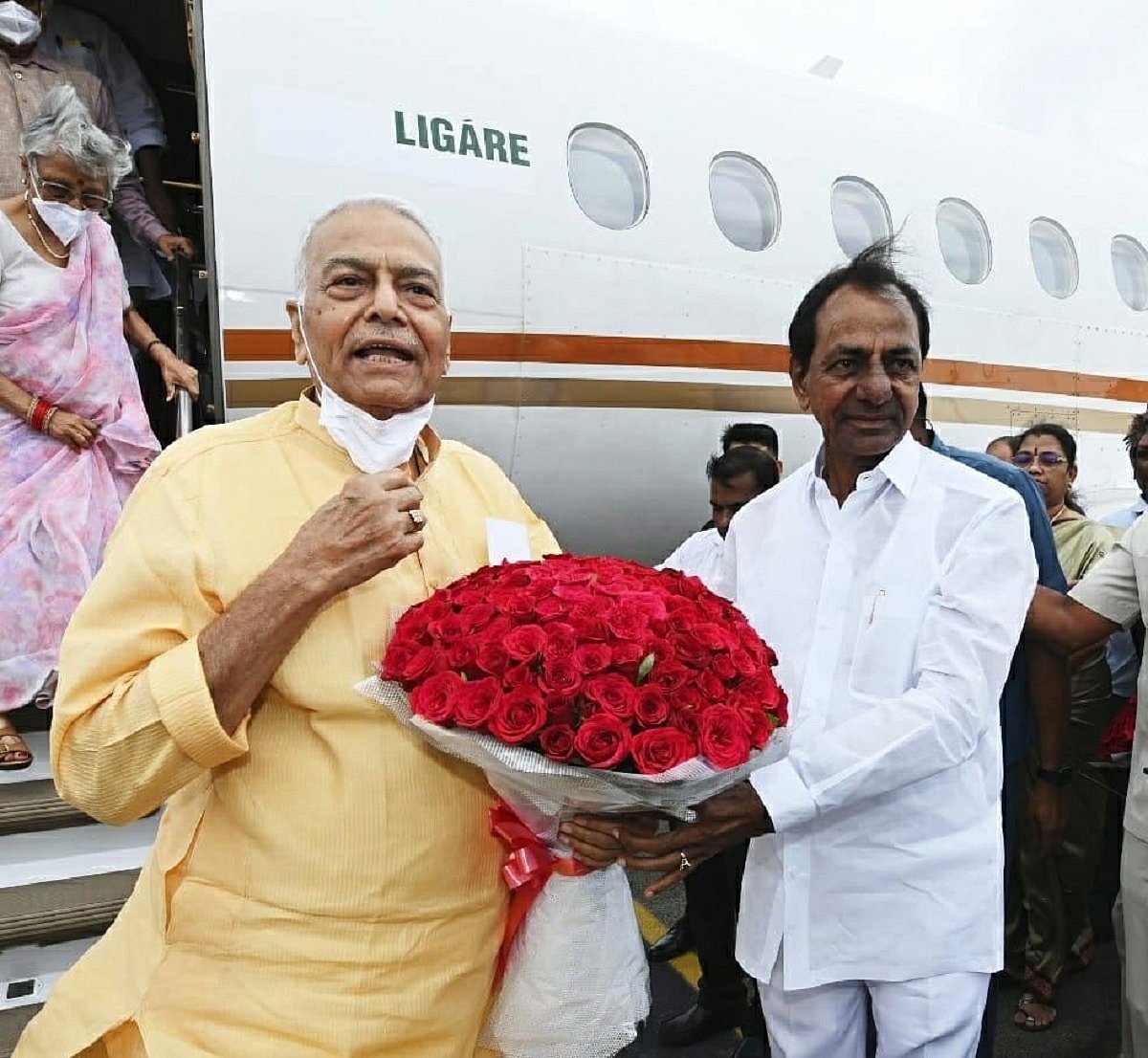 Yashwant Sinha arrives in Hyderabad to warm welcome by KCR