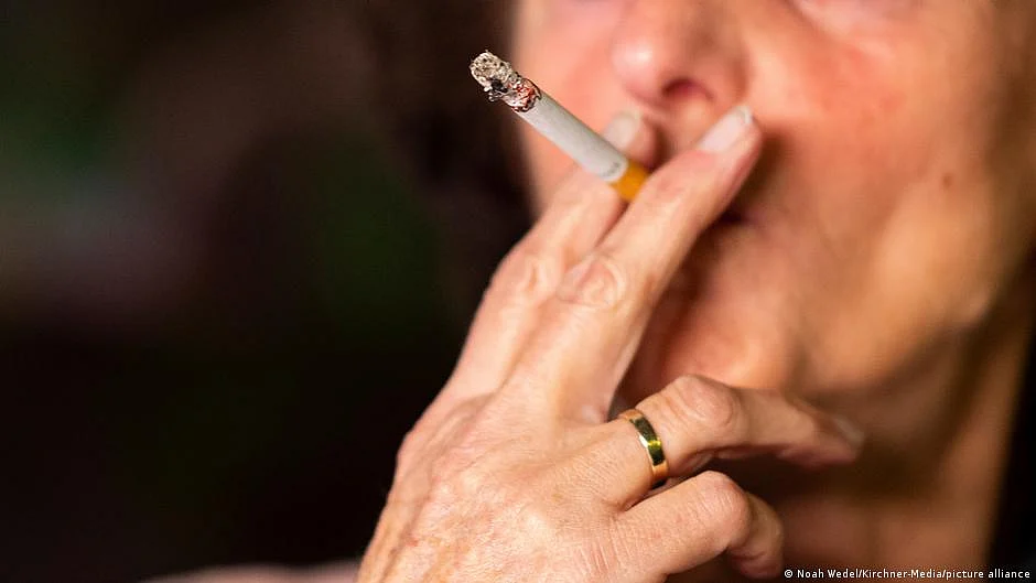Improved diagnosis, treatment, and reduced smoking contribute to a 4.8% drop in men and 9.5% in women. (photo: DW)