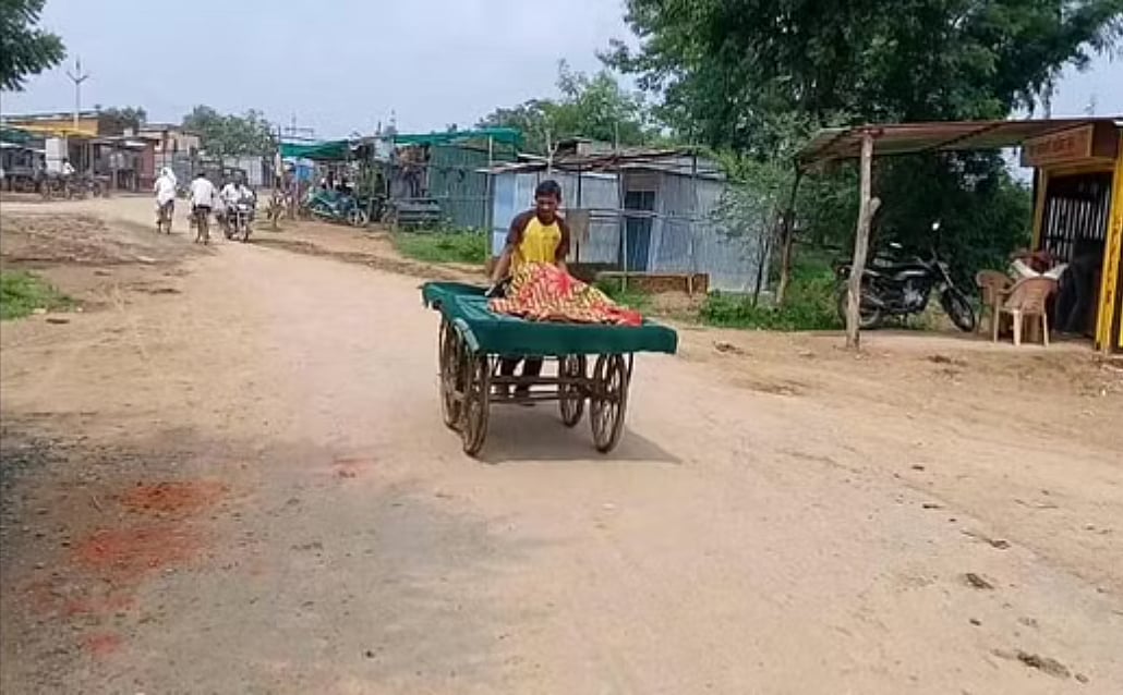 MP: Man takes pregnant wife to govt Arogya Kendra on push-cart only to find staff absent