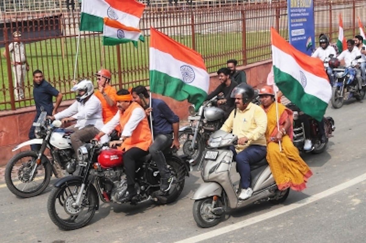 Traffic police issues challan to Manoj Tiwari for not wearing helmet