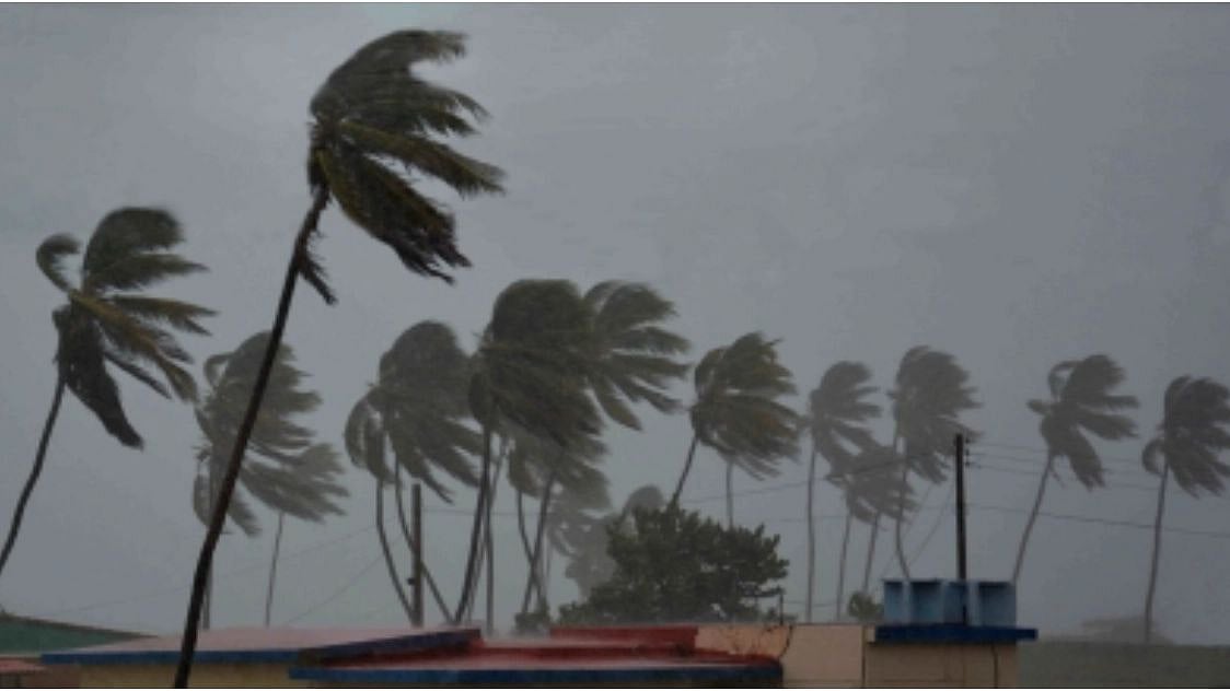 Hurricane Ian strikes Florida hospital from above and below