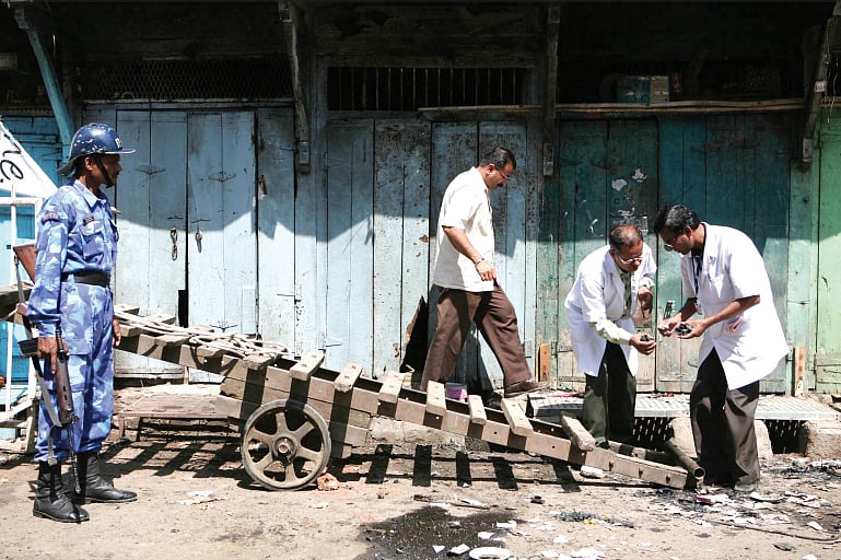 Forensic experts at the site of the explosion near a mosque at Bhiku Chowk in Malegaon, a day after the blast on September 29, 2008. According to the police, one of the two-wheelers found at the
spot was registered in the name of BJP MP Pragya Singh Thakur