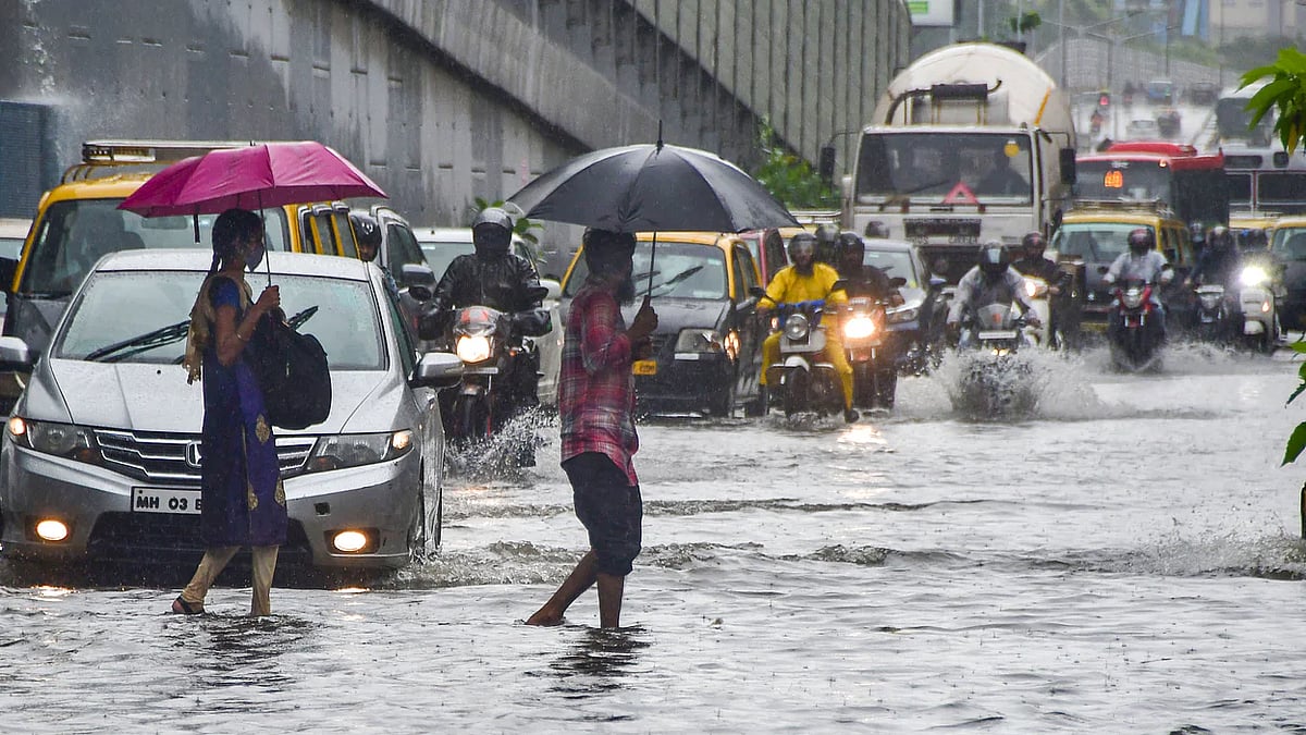Mumbai receives heavy rains overnight, moderate showers predicted