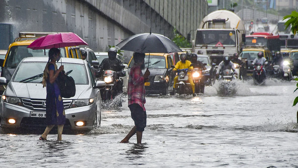 Mumbai receives heavy rains overnight, moderate showers predicted