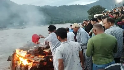Ankita Bhandari's body is cremated at NIT Ghat in Srinagar, Uttarakhand, on Sunday. Photo: IANS