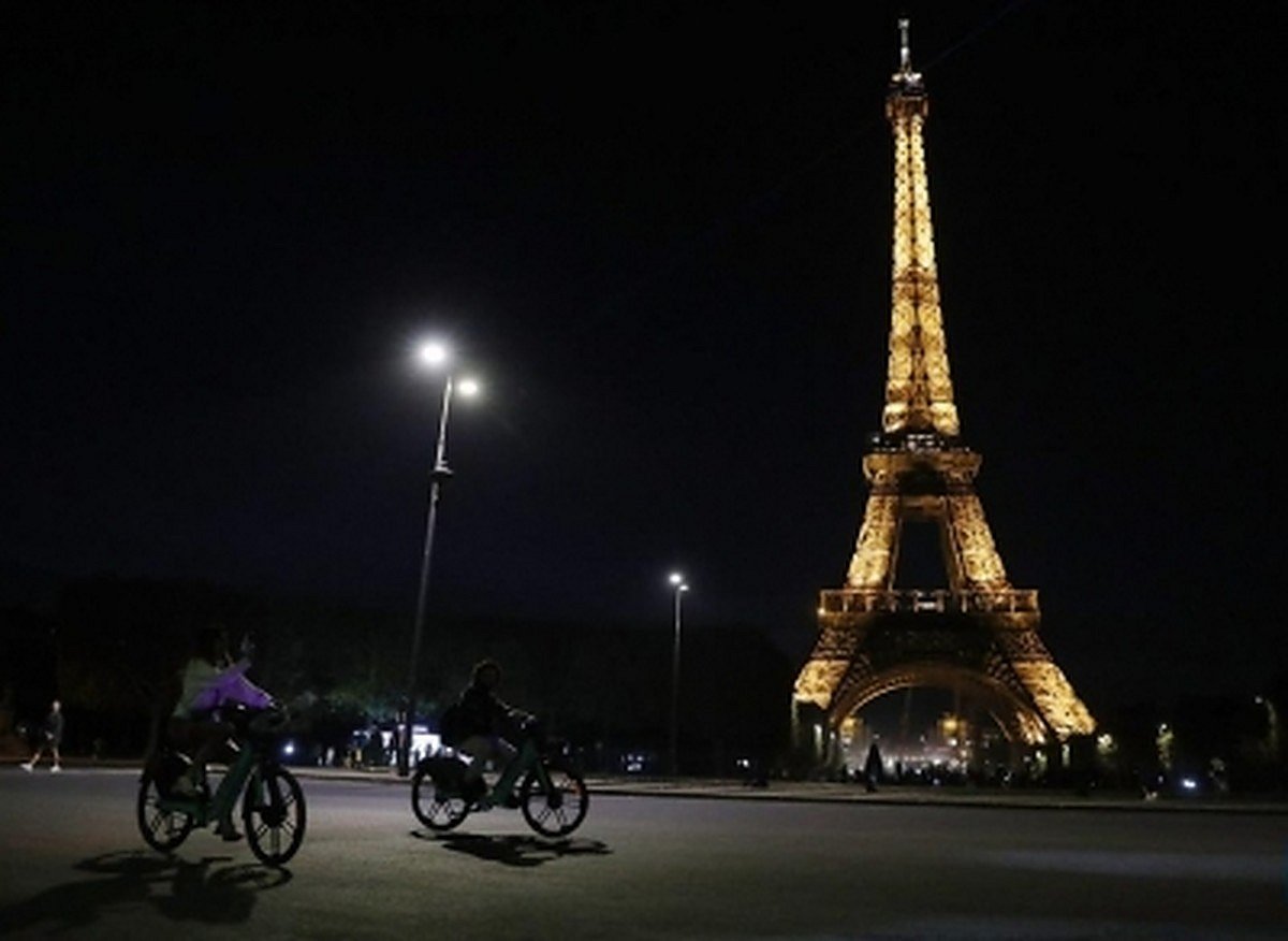 French energy sobriety plan to switch off Paris monuments at night