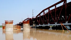 Traffic halted on old Yamuna bridge as river flows above danger mark