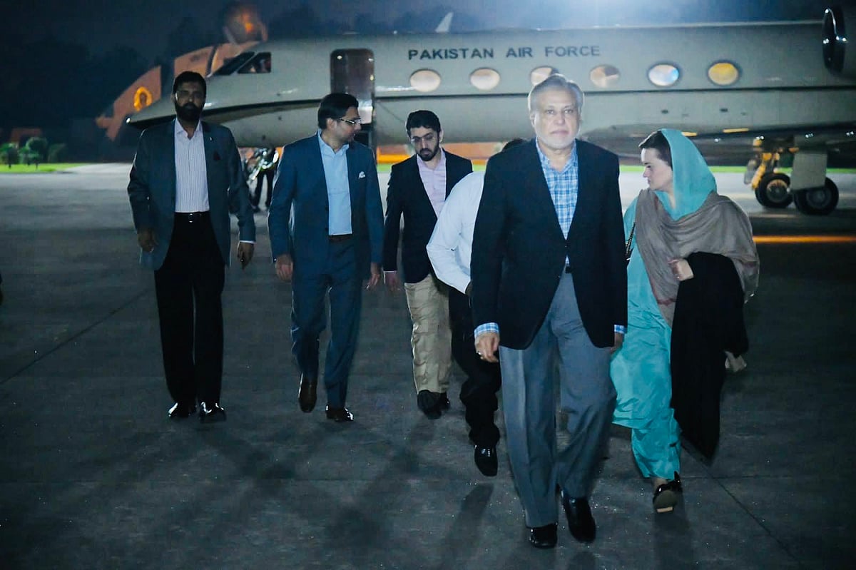 Dar back in Pakistan after 5-year self-exile; vows to take country "out of economic vortex"