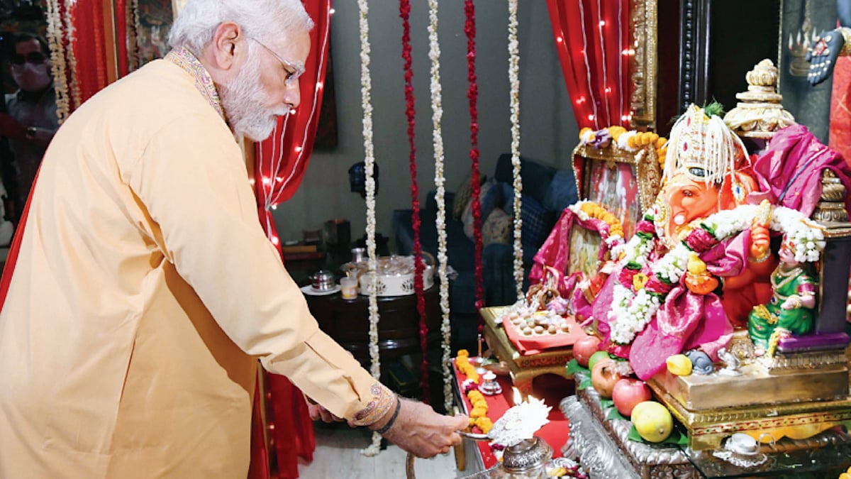 PM Narendra Modi offers Ganapati puja at Union minister Piyush Goyal’s residence of in New Delhi on August 31, 2022 (Photo: PIB)