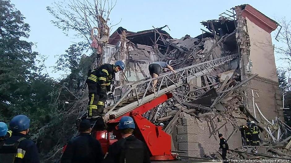 Russian strikes kill 2 in Ukraine as Kyiv attacks leave 4 dead in occupied region
