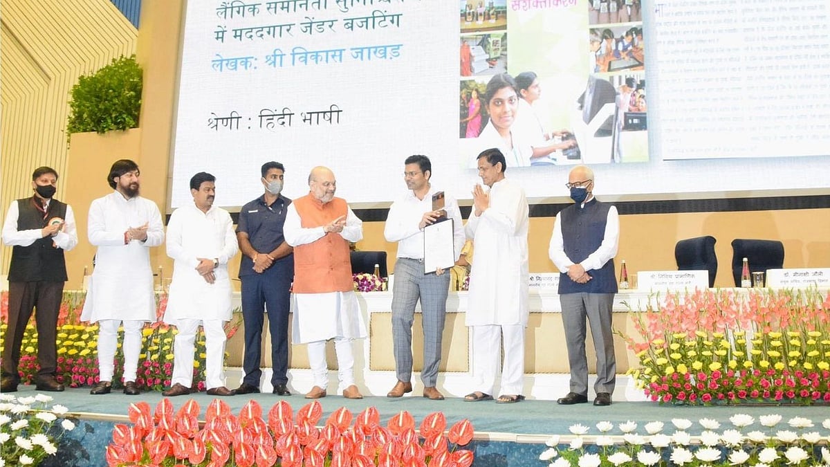Amit Shah attending an event to promote  Hindi (File photo: Twitter/@surbhig_)