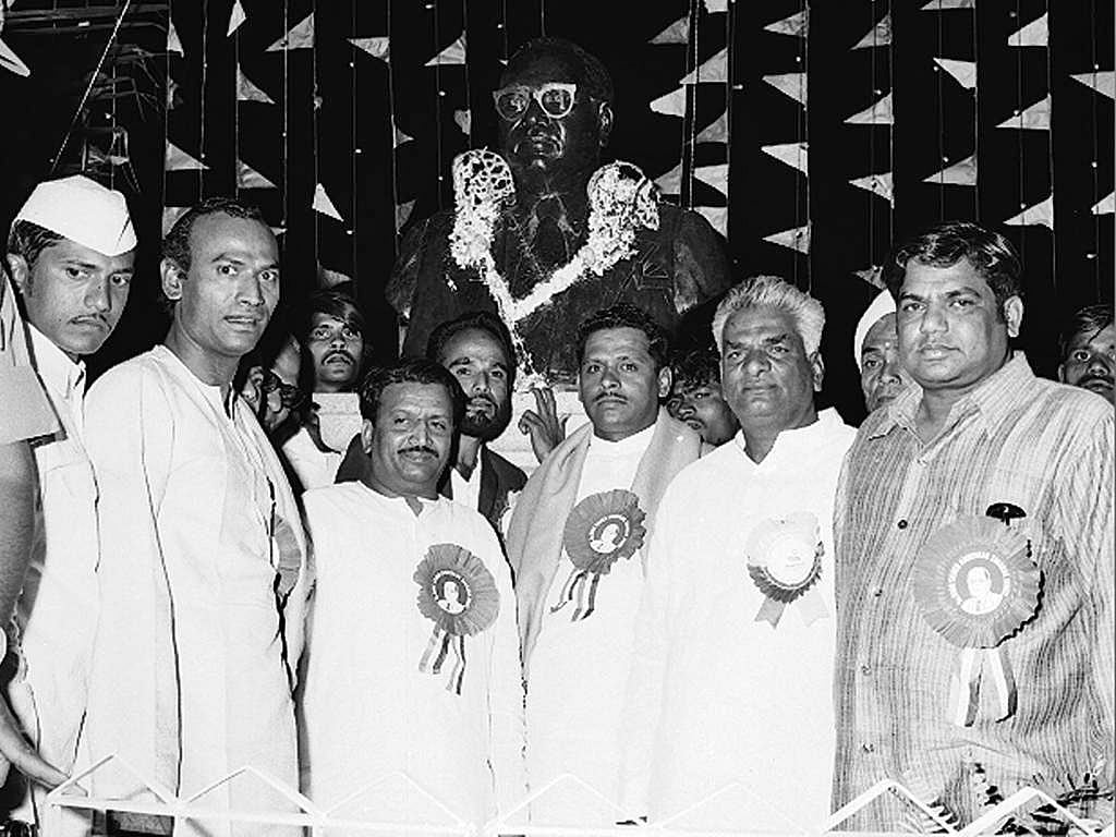 Kharge along with Dharam Singh
(extreme right) during the opening of the Karnataka People’s Education Society School in Gulbarga in the late 1970s