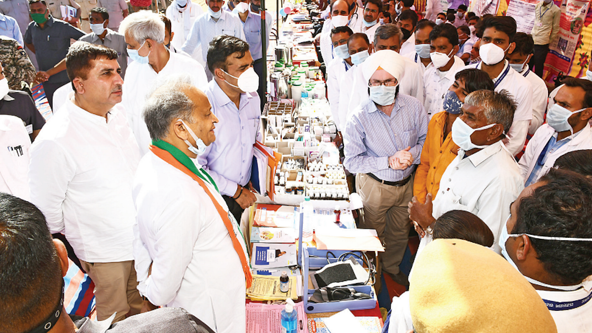 Rajasthan chief minister Ashok Gehlot interacts with the medical team during the ‘Prashasan Gaon Ke Sang’ campaign at Nimbola Biswa village in Nagaur district (Photo: Getty Images)