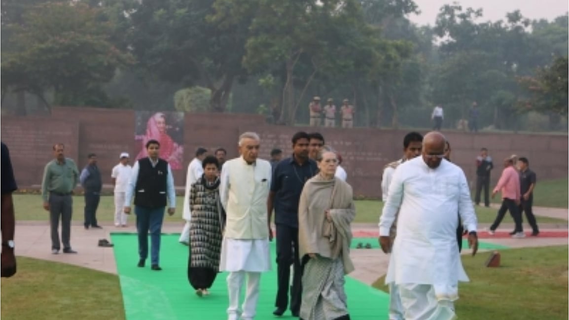 Congress pays tributes to Indira Gandhi on death anniversary