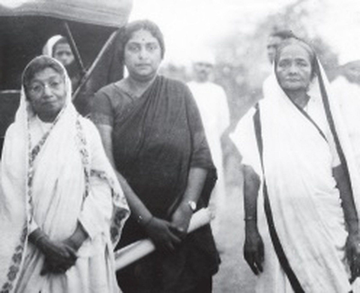 (L-R) Amina Tyabji, Kamaladevi Chattopadhyay and Kasturba Gandhi,
March 1930
