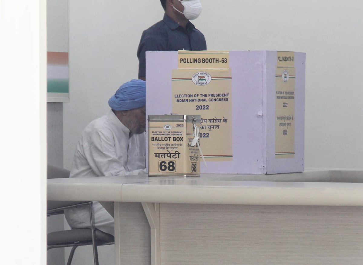 Former Prime Minister Manmohan Singh cast his vote in New Delhi