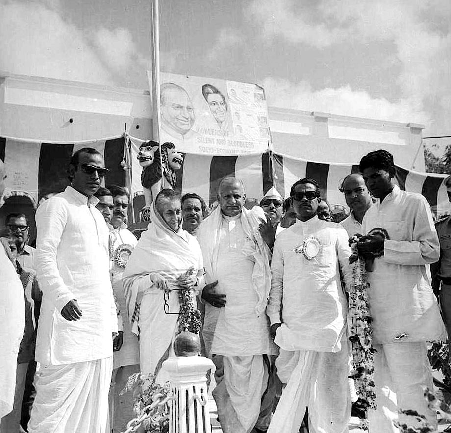 Kharge with Indira Gandhi and Devraj Urs during campaigning in Gulbarga,1976 