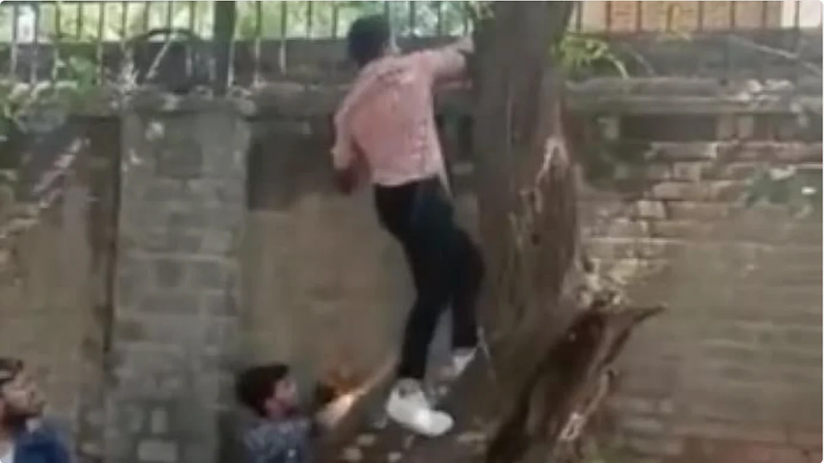 DCW issues notice to police after men 'climb' walls of all-women Miranda House to see Diwali fest