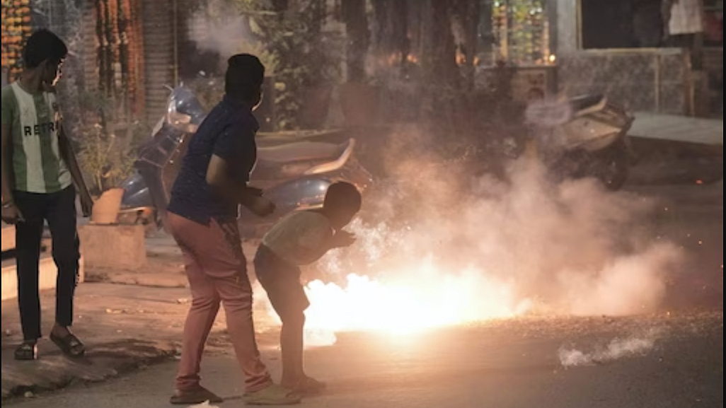 Despite ban, firecrackers burst in many parts of Delhi on Diwali night; Air quality dips