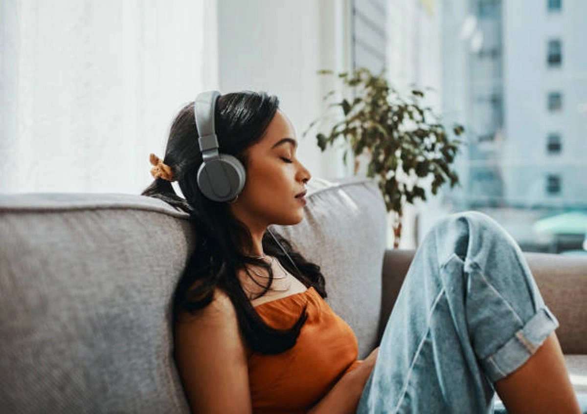 Over 1 billion youngsters at hearing loss risk due to headphones, loud music: Study