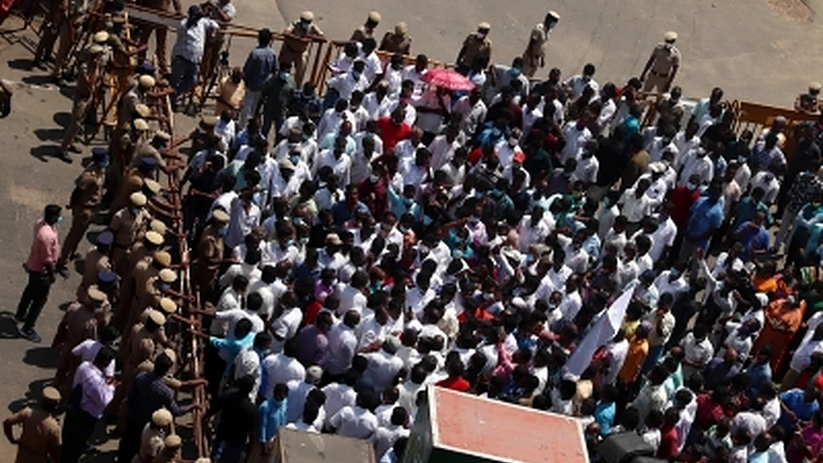 TN fishermen block roads demanding release of 24 fishers detained by Sri Lankan Navy