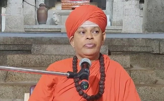 Criminal acts by scores of self-proclaimed god-men in past puts Mutt seer in a tight spot