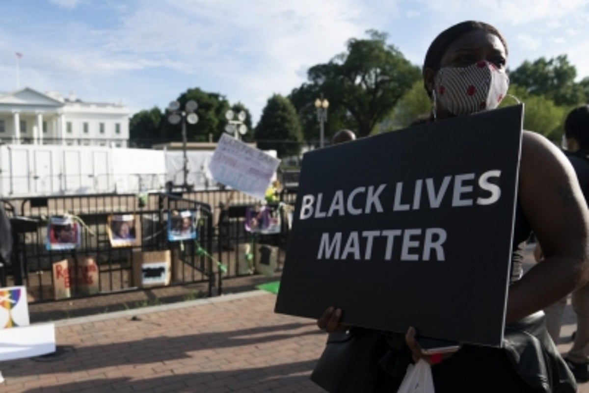 5 US cops charged after black man paralysed in police van